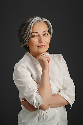 포토 JPG 해외이미지 백인 여자 중년 백그라운드 셔츠 비즈니스 성공 실내 사람 성인 두명 뷰티 판매 흰색 비즈니스우먼 자신감 스마트 경영 고립 마케팅 지능 혼자 스타일 카피스페이스 해외포토 서양인 감정 컬러 컨셉 상의 내부 공백 직장인 파일형식 이미지허브