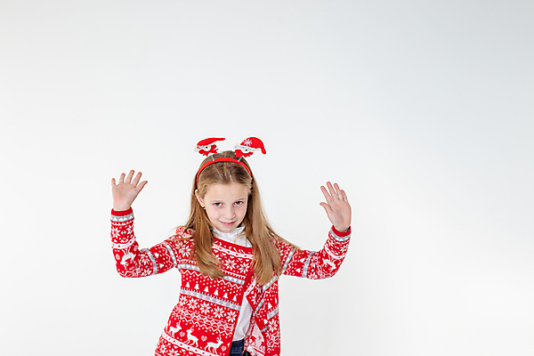 포토 JPG 해외이미지 백인 모자 계절 여자 행복 어린이 크리스마스 겨울 텍스트 휴가 사슴 새해 뿔 선물 한명 미소 장식 빨간색 장난감 크리스마스트리 산타클로스 유행 세일 축제 기쁨 축하 춤 머리띠 12월 고립 카피스페이스 해외포토 서양인 1 잡화 기념일 감정 컬러 컨셉 장신구 포유류 문화예술 표정 사람 공백 날짜 파일형식 이미지허브