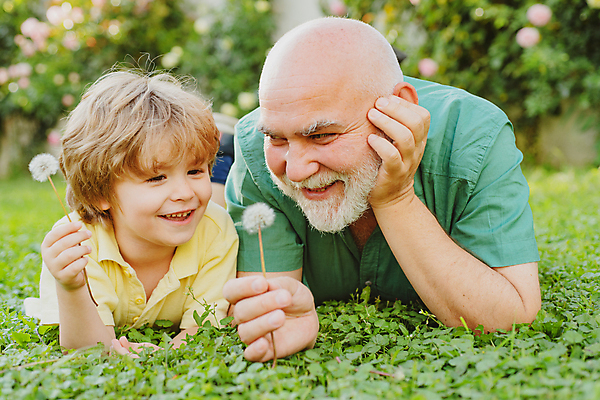 포토 JPG 해외이미지 공원 할아버지 노년 남자 행복 아들 어린이 장난 놀이 휴가 미래 손자 성인 두명 초록색 부모 봄 꿈 성장 아기 아빠 은퇴 세대 걸음마 옛날 노화 해외포토 계절 공공시설 감정 컬러 컨셉 가족 모션 사람 손주 파일형식 이미지허브