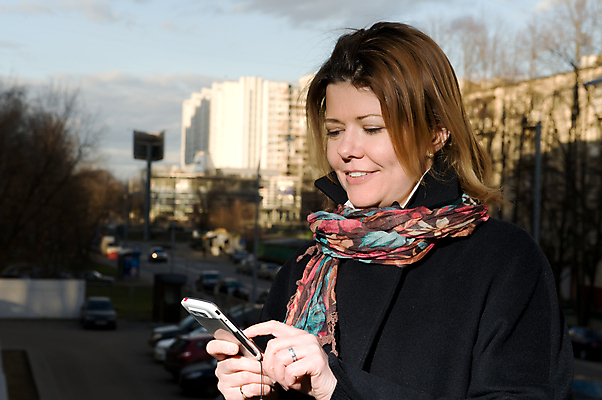 포토 JPG 해외이미지 백인 백그라운드 통신 모바일 한명 사람 스마트폰 잡기 해외포토 서양인 1 모션 핸드폰 스마트기기 파일형식 이미지허브