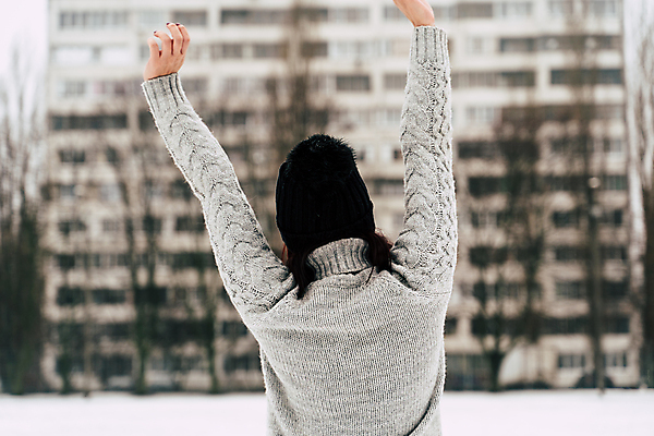 포토 JPG 해외이미지 라이프스타일 응시 옷 여자 여유 생각 청소년 날씨 거리 갈색머리 관리 한명 서기 야외 건물 뒷모습 가로 평화 침묵 산책 회색 도시 소프트포커스 엉덩이 스웨터 명상 니트 머리장식 지역 개성 흐림 배려 성격 캡모자 표현성 해외포토 모자_잡화 1 헤어스타일 건축물 시선 감정 뷰포인트 컬러 컨셉 상의 모션 휴식 촬영기법 사람 생활 신체부위 장식 소리 파일형식 이미지허브