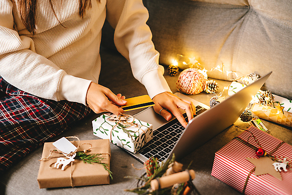 포토 JPG 해외이미지 응시 여자 행복 종이 크리스마스 겨울 통신 모바일 휴가 휴식 전등 새해 주택 실내 관리 선물 한명 장식 가로 노트북 쇼핑 컴퓨터 소파 공책 머그컵 관찰 업무 신용카드 소프트포커스 연결 부름 온라인 동영상 내추럴 생태학 포장소품 프리랜서 해외포토 직업 1 시선 계절 교육 기념일 감정 컨셉 의자 포장 모션 문구용품 조명 촬영기법 사람 내부 건물 컵 금융 전자제품 작업 오브젝트 포장재료 파일형식 이미지허브