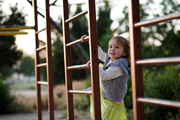 포토 JPG 해외이미지 백인 라이프스타일 공원 여자 행복 어린이 장난 모션 자연 놀이 매달리기 건강 한명 사람 야외 청춘 유치원 활발 기쁨 장비 자유 게임 자녀 바 미끄럼틀 놀이터 작음 체육관 체조 결백 사춘기 천진난만 해외포토 서양인 1 공공시설 교육 감정 컨셉 생활 운동 놀이기구 크기 생태계 파일형식 이미지허브