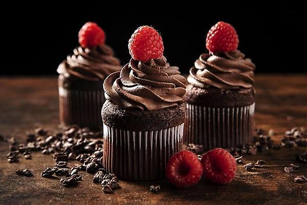 포토 JPG 해외이미지 백그라운드 검은배경 디저트 사람없음 케이크 초콜릿 달콤 컵케이크 산딸기 초코케이크 나무탁자 해외포토 음식 과일 탁자 검은색 맛 파일형식 이미지허브