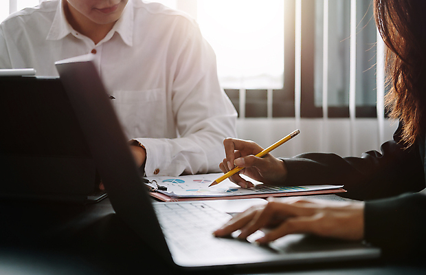 포토 JPG 해외이미지 직업 종이 회사 비즈니스 통신 통계 탁자 성공 그래프 협력 설계 대화 사람 두명 금융 노트북 컴퓨터 사무실 정보 업무 작업 비즈니스맨 그룹 계획 상담원 토론 분석 동료 보고서 문서 투자 회계 경영 마케팅 프로젝트 브레인스토밍 해외포토 남자 가구 컨셉 관계 말하기 경제 전자제품 직장인 사무원 파일형식 이미지허브