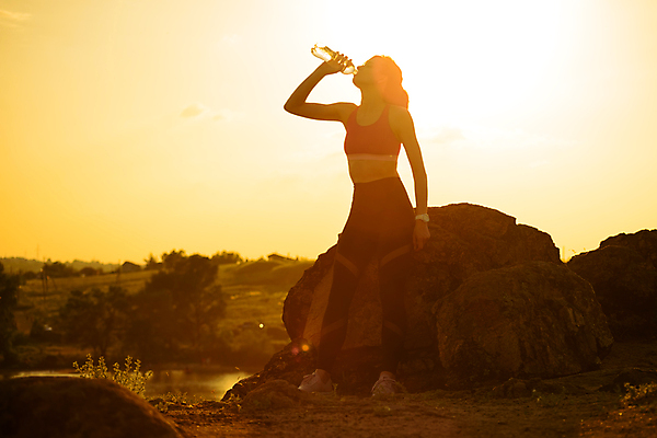 포토 JPG 해외이미지 1 라이프스타일 손 여자 실루엣 음료 스포츠 신체 자연 하늘 불꽃 휴식 산 운동선수 건강 파노라마 한명 사람 성인 야외 물 여름 운동 햇빛 태양 뷰티 노란색 일몰 바위 시골 뜨거움 돌봄 해외포토 자연요소 계절 컬러 컨셉 모션 불 촬영기법 생활 신체부위 노을 돌_바위 생태계 파일형식 이미지허브