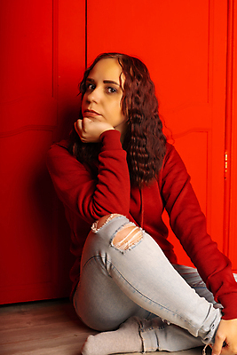 포토 JPG 해외이미지 헤어스타일 응시 여자 여유 벽 포즈 청소년 휴식 바닥 갈색머리 실내 한명 사람 앉기 취미 캐주얼 빨간색 평화 방 청바지 개성 성격 스타일 해외포토 1 시선 옷 감정 컬러 컨셉 바지 모션 내부 파일형식 이미지허브