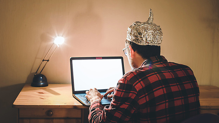 포토 JPG 해외이미지 컨셉 한명 짜증 보호 헬멧 위험 비밀 은박지 뇌 방패 지하 의심 바보 숭배 정부 혼자 해외포토 1 감정 사람 보호장비 파일형식 이미지허브