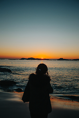 포토 JPG 해외이미지 하늘 한명 서기 사람 상반신 해변 야외 뒷모습 일몰 고독 야간 해외포토 자연요소 1 감정 바다 뷰포인트 모션 노을 파일형식 이미지허브