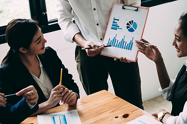 포토 JPG 해외이미지 직업 남자 종이 회사 비즈니스 사업가 통신 협력 설계 직장 함께함 실내 대화 설명 미소 사람 세명 금융 컴퓨터 사무실 작업 비즈니스맨 비즈니스우먼 조직 그룹 계획 토론 종업원 분석 동료 보고서 상담 경영자 문서 마케팅 세미나 콜라보레이션 브레인스토밍 해외포토 여자 컨셉 관계 모션 표정 말하기 내부 경제 전자제품 직장인 리더 파일형식 이미지허브