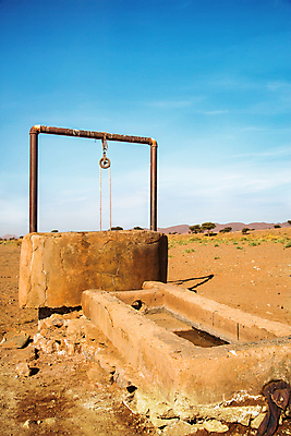 포토 JPG 해외이미지 음료 밧줄 모래 여행 농업 건축양식 아프리카 하늘 건조 사람 사람없음 목재 물 마을 사막 마시기 항아리 냄비 수분 컨테이너 가난 갈증 양동이 심볼 수도꼭지 심플 먼지 아라비아 가뭄 북쪽 지구온난화 모로코 사하라 옛날 카라반 생존 해외포토 자연요소 나무 건축 나라 산업 줄 컨셉 재료 모션 날씨 도자기 솥 방향 캠핑카 기후변화 파일형식 이미지허브