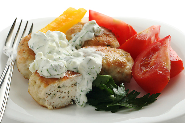 포토 JPG 해외이미지 접시 음식 포크 토마토 채소 파슬리 건강 육류 돼지고기 사람없음 식사 저녁식사 치킨 튀김 흰색 미트볼 후추 점심식사 섞기 해외포토 식기 컬러 식재료 향신료 닭고기요리 파일형식 이미지허브