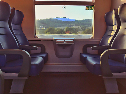 포토 JPG 해외이미지 주간 의자 창문 실내 사람없음 기차 해외포토 자연요소 육상교통 가구 대중교통 내부 파일형식 이미지허브