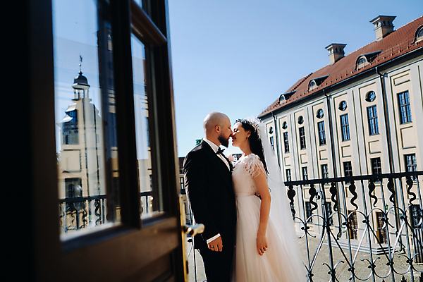포토 JPG 해외이미지 주간 여자 남자 웨딩드레스 결혼 신혼부부 키스 사랑 정장 턱시도 상반신 성인 야외 두명 건물 옆모습 문 마주보기 신랑신부 성인만 웨딩촬영 해외포토 자연요소 건축물 부부 드레스 옷 감정 신부_웨딩 뷰포인트 신랑 모션 사람 이벤트 애정표현 신혼 기념사진 파일형식 이미지허브