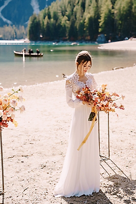 포토 JPG 해외이미지 전신 서양인 여자 신부 부케 웨딩드레스 자연 결혼식 한명 들기 성인 야외 앞모습 강가 성인여자한명만 웨딩촬영 해외포토 외국인 1 드레스 뷰포인트 꽃다발 결혼 모션 사람 강 생태계 기념사진 여자한명만 성인여자만 파일형식 이미지허브