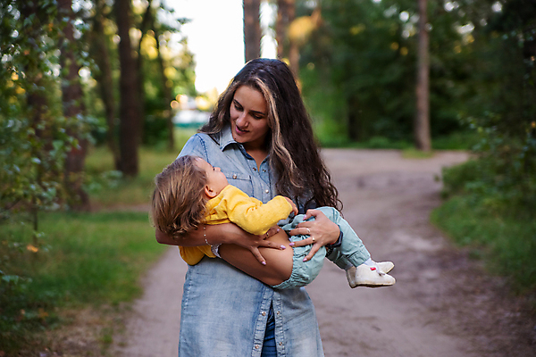 포토 JPG 해외이미지 백인 라이프스타일 웰빙 여자 딸 행복 어린이 가족 포옹 자연 놀이 엄마 휴가 함께함 실내 건강 사랑 사람 성인 야외 두명 기쁨 육아 아기 잡기 걸음마 돌봄 어머니의날 해외포토 서양인 기념일 감정 컨셉 관계 안기 모션 내부 생활 생태계 미국문화 파일형식 이미지허브