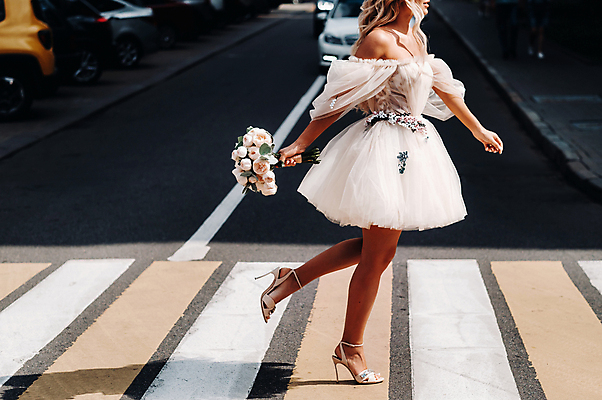 포토 JPG 해외이미지 전신 여자 신부 부케 웨딩드레스 결혼 자동차 한명 들기 성인 야외 옆모습 걷기 횡단보도 성인여자한명만 웨딩촬영 해외포토 1 드레스 육상교통 뷰포인트 꽃다발 모션 사람 이벤트 보행로 기념사진 여자한명만 성인여자만 파일형식 이미지허브