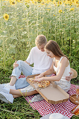 포토 JPG 해외이미지 주간 전신 백인 라이프스타일 커플 여자 남자 행복 휴식 해바라기 피자 함께함 미소 앉기 성인 야외 두명 앞모습 옆모습 소풍 자르기 돗자리 감싸기 소풍바구니 성인만 해외포토 자연요소 서양인 꽃 감정 뷰포인트 컨셉 관계 모션 패스트푸드 서양음식 표정 사람 생활 야외활동 바구니 파일형식 이미지허브
