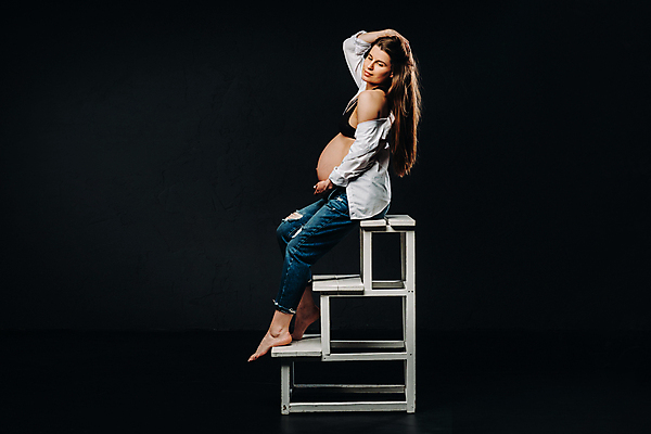 포토 JPG 해외이미지 전신 여자 포즈 셔츠 검은배경 실내 한명 성인 옆모습 계단 눈감음 임산부 임신 청바지 우아함 걸터앉기 성인여자한명만 해외포토 1 뷰포인트 백그라운드 컨셉 상의 바지 모션 사람 앉기 내부 검은색 여자한명만 성인여자만 파일형식 이미지허브