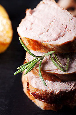 포토 JPG 해외이미지 접시 음식 조각 백그라운드 잎 육류 돼지고기 사람없음 검은색 식사 버섯 바위 그릴 자르기 굽기 먹기 향신료 준비 슬라이스 로즈메리 맛있는 해외포토 식물 식기 컬러 식재료 모션 주방용품 돌_바위 구이 허브 향미료 파일형식 이미지허브