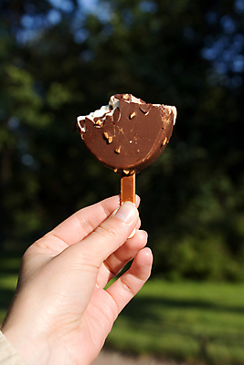 포토 JPG 해외이미지 주간 손 아이스크림 들기 야외 아웃포커스 신체부위 초콜릿 잡기 달콤 막대아이스크림 초코아이스크림 해외포토 자연요소 모션 디저트 촬영기법 사람 맛 파일형식 이미지허브