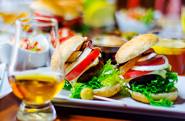 포토 JPG 해외이미지 접시 음료 잔 패스트푸드 실내 사람없음 아웃포커스 두개 햄버거 인스턴트 정크푸드 작음 해외포토 식기 음식 2 촬영기법 내부 크기 파일형식 이미지허브