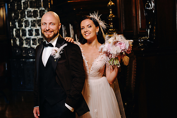 포토 JPG 해외이미지 응시 여자 남자 부케 웨딩드레스 결혼 신혼부부 실내 사랑 미소 들기 정장 턱시도 상반신 성인 두명 앞모습 옆모습 주머니손 신랑신부 예식장 성인만 어깨에손 웨딩촬영 해외포토 부부 시선 드레스 옷 감정 신부_웨딩 뷰포인트 꽃다발 신랑 모션 표정 사람 이벤트 내부 공간 신혼 기념사진 파일형식 이미지허브