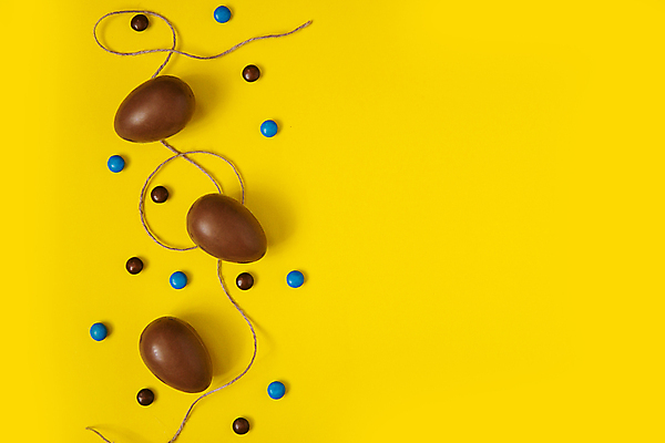 포토 JPG 해외이미지 전통 디자인 계절 어린이 음식 백그라운드 컨셉 텍스트 휴가 디저트 부활절 기념 프레임 사탕 선물 사람없음 장식 노란색 과자 초콜릿 계란 봄 축하 대접 플랫 달콤 정상 심볼 구성 노란배경 스타일 플랫레이 카피스페이스 국경 맛있는 해외포토 기념일 컬러 사람 알 공백 맛 파일형식 이미지허브