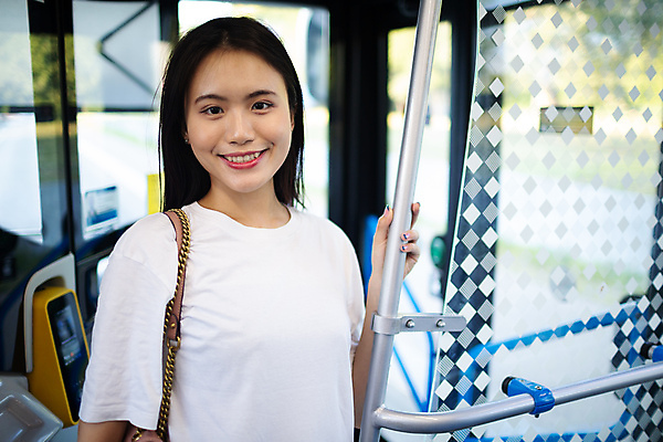 포토 JPG 해외이미지 여자 행복 얼굴 여행 교통시설 버스 한국 가면 한명 서기 미소 사람 동양인 노란색 일본 중국 기계 기차 도시 닫기 전철 승차 플라스틱 출퇴근 전차 승객 바둑 일반 혼혈 해외포토 1 감정 아시아 육상교통 컬러 교통 비즈니스 모션 재질 놀이 대중교통 표정 인종 신체부위 시설 다문화 파일형식 이미지허브