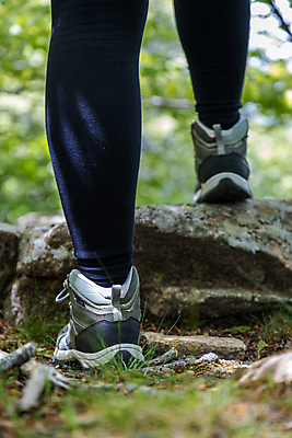 포토 JPG 해외이미지 라이프스타일 길 지구 스포츠 여행 포즈 신발 부분 자국 자연 휴식 건강 사람 사람없음 운동 걷기 산책 트래킹 하이킹 자유 탐험 오솔길 흥분 오르기 단계 삼림지대 선로 양발 하이커 힙스터 유일 해외포토 패션 감정 컨셉 모션 레저 생활 숲 생태계 파일형식 이미지허브