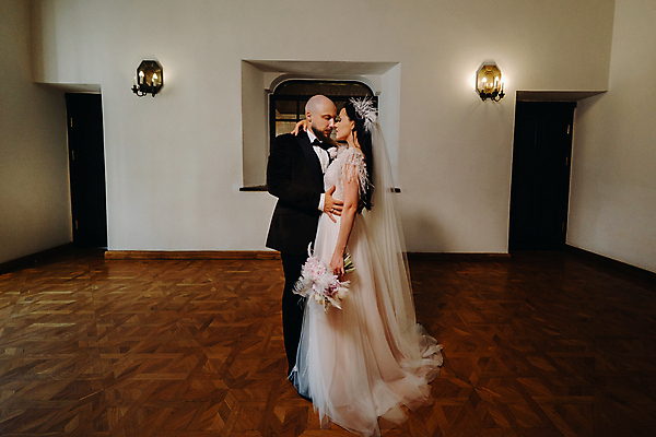 포토 JPG 해외이미지 전신 여자 남자 부케 웨딩드레스 허리손 결혼 신혼부부 키스 실내 사랑 서기 들기 정장 턱시도 성인 두명 옆모습 마주보기 신랑신부 성인만 어깨에손 웨딩촬영 해외포토 부부 드레스 옷 감정 신부_웨딩 뷰포인트 꽃다발 포즈 신랑 모션 사람 이벤트 내부 애정표현 신혼 기념사진 파일형식 이미지허브