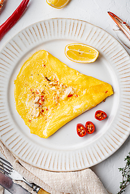 포토 JPG 해외이미지 접시 포크 실내 사람없음 하이앵글 식탁보 나이프 아침식사 레몬 흰배경 홍고추 오믈렛 해외포토 식기 뷰포인트 백그라운드 과일 고추 내부 식사 흰색 칼 계란요리 파일형식 이미지허브