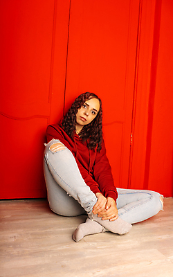 포토 JPG 해외이미지 헤어스타일 응시 여자 여유 벽 포즈 청소년 휴식 바닥 갈색머리 실내 한명 사람 앉기 취미 캐주얼 빨간색 평화 방 청바지 개성 성격 스타일 해외포토 1 시선 옷 감정 컬러 컨셉 바지 모션 내부 파일형식 이미지허브