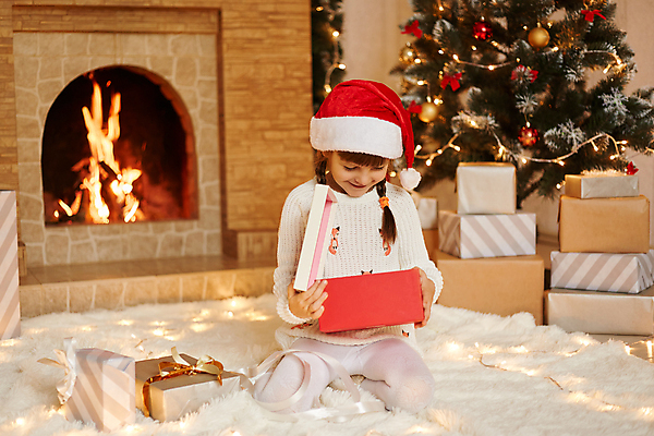 포토 JPG 해외이미지 백인 모자 1 여자 행복 크리스마스 겨울 거실 산타모자 휴가 바닥 선물 한명 미소 웃음 사람 장식 빨간색 상자 축제 화환 줄무늬 펼침 흰색 잡기 오픈 저녁 스웨터 해외포토 서양인 모자_잡화 잡화 계절 기념일 꽃 감정 컬러 상의 무늬 모션 표정 야간 파일형식 이미지허브