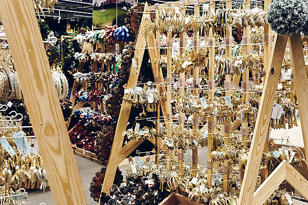 포토 JPG 해외이미지 나무 계절 유럽 어린이 크리스마스 겨울 공 가족 눈사람 유리 지팡이 휴가 전등 새로움 새해 선반 거리 사탕 선물 사람없음 장식 빨간색 쇼핑 쇼핑백 산타클로스 유행 세일 상점 축하 눈송이 시장 구매 12월 쇼핑몰 공평 해외포토 식물 기념일 나라 컬러 가구 컨셉 가방 관계 재질 디저트 조명 눈_날씨 사람 날짜 파일형식 이미지허브