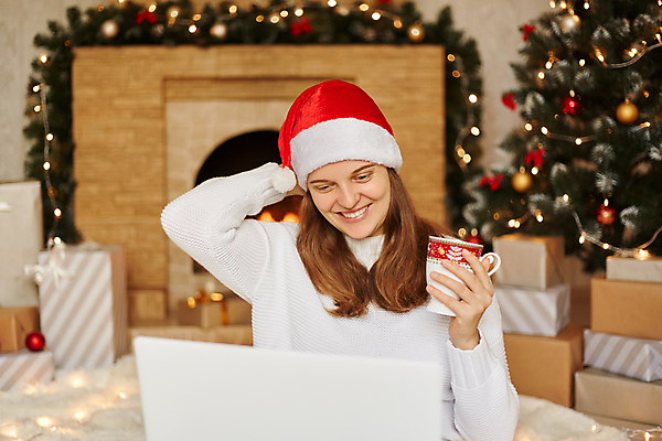 포토 JPG 해외이미지 행복 크리스마스 겨울 산타모자 회의 휴가 바닥 주택 한명 미소 사람 노트북 빛 쇼핑 컴퓨터 독서 텔레비전 웹 흐름 흰색 관찰 기록 메시지 스웨터 사이버 검색 벽난로 와이파이 부름 획득 온라인 동영상 소셜 채팅 해외포토 모자_잡화 1 계절 기념일 감정 컬러 컨셉 상의 인터넷 비즈니스 모션 표정 건물 전자제품 무선인터넷 파일형식 이미지허브