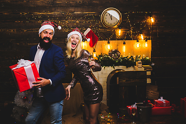 포토 JPG 해외이미지 커플 여자 행복 감정 얼굴 크리스마스 산타모자 휴식 새로움 새해 선물 사랑 미소 사람 이벤트 두명 빨간색 산타클로스 와인 희망 기쁨 표현 우아함 연도 즐거움 긍정 스타킹 무료 클라우스 표현성 해외포토 모자_잡화 옷 기념일 컬러 컨셉 관계 주류 표정 신체부위 파일형식 이미지허브