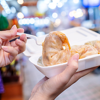 포토 JPG 해외이미지 주간 손 한식 들기 야외 아웃포커스 신체부위 만두 보케 찐만두 길거리음식 해외포토 자연요소 음식 모션 촬영기법 사람 파일형식 이미지허브