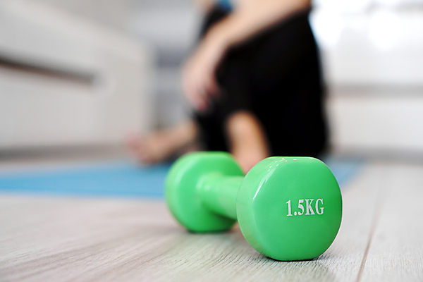 포토 JPG 해외이미지 라이프스타일 여자 노년 행복 음료 스포츠 백그라운드 컨셉 과일 탁자 아침 주택 실내 건강 한명 인종 성인 취미 파란색 운동 스트레칭 아령 에너지 소프트포커스 은퇴 연습 체육관 체조 에어로빅 돌봄 스무디 적자 해외포토 주간 1 감정 컬러 가구 모션 촬영기법 사람 내부 건물 생활 춤 파일형식 이미지허브