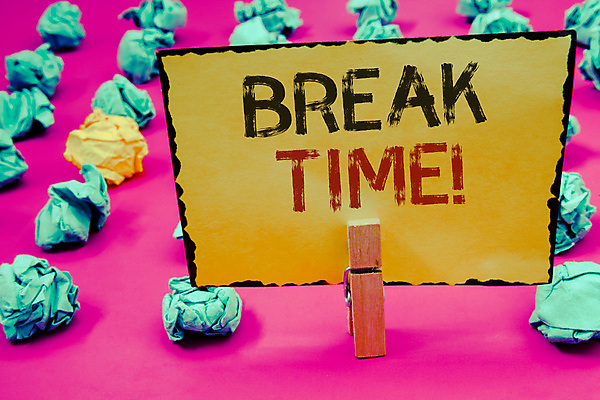 포토 JPG 해외이미지 영어 종이 실내 사람없음 일렬 나무집게 종이뭉치 분홍색배경 브레이크타임 해외포토 문자 분홍색 백그라운드 휴식 집게 내부 목재 뭉치 파일형식 이미지허브