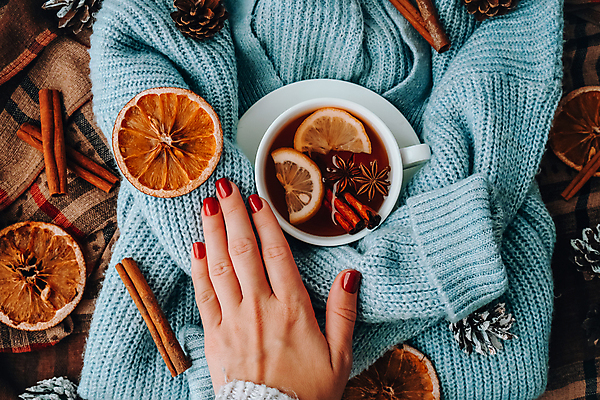 포토 JPG 해외이미지 손 실내 따뜻함 신체부위 하이앵글 니트 건과일 시나몬스틱 해외포토 뷰포인트 상의 과일 건조 사람 내부 시나몬 파일형식 이미지허브