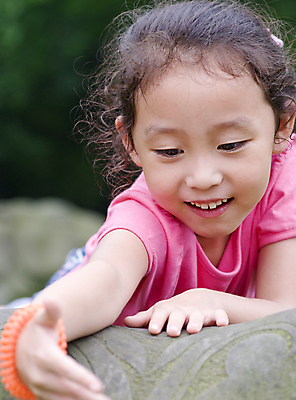 포토 JPG 해외이미지 여자 행복 감정 얼굴 어린이 백그라운드 자연 놀이 건강 한명 사람 야외 뷰티 머리 귀여움 유치원 기쁨 자유 표현 사춘기 천진난만 해외포토 1 교육 컨셉 신체부위 생태계 파일형식 이미지허브