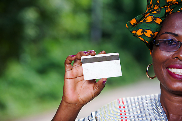 포토 JPG 해외이미지 응시 여자 얼굴 여행 돈 자연 성공 한명 사람 성인 금융 경제 쇼핑 절약 신용카드 은퇴 만족 투자 월급 빚 수입 심각 그리너리 해외포토 1 시선 감정 컨셉 비즈니스 신체부위 재산 생태계 파일형식 트랜드컬러 이미지허브