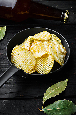 포토 JPG 해외이미지 검은배경 실내 사람없음 프라이팬 담기 감자칩 해외포토 백그라운드 모션 주방용품 내부 과자 검은색 칩_음식 파일형식 이미지허브