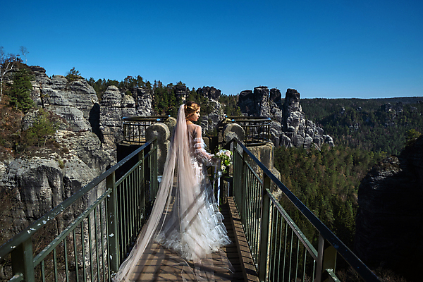 포토 JPG 해외이미지 주간 전신 응시 여자 신부 부케 웨딩드레스 결혼 산 면사포 한명 서기 들기 성인 야외 옆모습 나무다리 건너기 성인여자한명만 웨딩촬영 해외포토 자연요소 1 시선 드레스 뷰포인트 꽃다발 모션 사람 이벤트 다리_건축물 결혼소품 기념사진 여자한명만 성인여자만 파일형식 이미지허브