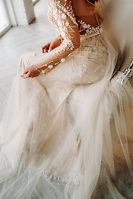 포토 JPG 해외이미지 여자 신부 웨딩드레스 결혼 의자 실내 한명 앉기 상반신 성인 옆모습 성인여자한명만 웨딩촬영 해외포토 1 드레스 뷰포인트 가구 모션 사람 이벤트 내부 기념사진 여자한명만 성인여자만 파일형식 이미지허브