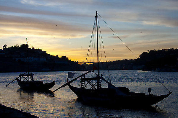 포토 JPG 해외이미지 실루엣 유럽 여행 하늘 항해 사람없음 가로 물 강 맑음 어둠 일몰 운명 도시 보트 황무지 상품 포르투갈 함선 포도나무 포트 타운 네비게이션 해외포토 자연요소 나라 배_교통 날씨 촬영기법 노을 과일나무 파일형식 이미지허브