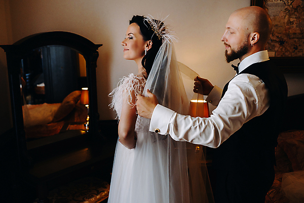 포토 JPG 해외이미지 응시 여자 남자 웨딩드레스 결혼 신혼부부 면사포 실내 사랑 서기 미소 정장 턱시도 상반신 성인 두명 옆모습 거울 잡기 도움 신랑신부 신부대기실 성인만 웨딩촬영 해외포토 부부 시선 드레스 옷 감정 신부_웨딩 뷰포인트 신랑 컨셉 모션 표정 사람 이벤트 내부 신혼 결혼소품 기념사진 대기실 파일형식 이미지허브