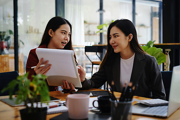 포토 JPG 해외이미지 응시 여자 회의 실내 들기 동양인 상반신 성인 두명 앞모습 비즈니스우먼 동료 문서 성인여자만 해외포토 시선 뷰포인트 비즈니스 관계 모션 사람 인종 내부 직장인 여자만 성인만 파일형식 이미지허브