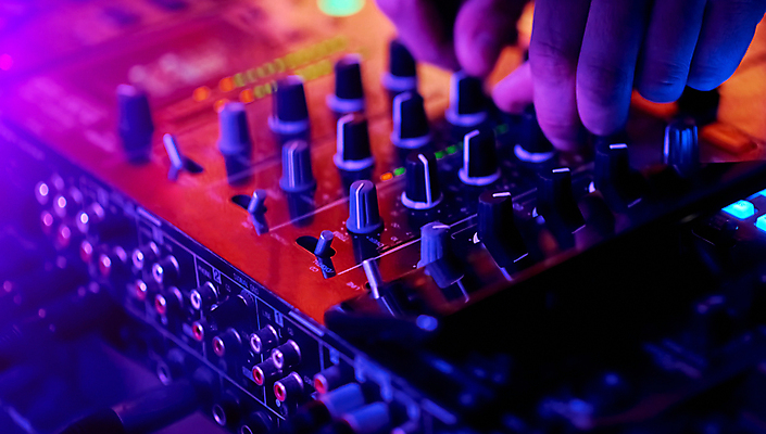 포토 JPG 해외이미지 직업 손 여자 남자 음악 놀이 기술 손잡이 사람 이벤트 성인 사람없음 가로 파티 디지털 소리 콘서트 음악가 장비 레코드 볼륨 혼합 야간 믹서 DJ 클럽 디스코 전자 오디오 조절 턴테이블 위로 관리자 섞기 작곡가 제어 프로듀서 유흥 해외포토 자연요소 문화예술 신체부위 전자제품 공연 춤 음반 파일형식 이미지허브